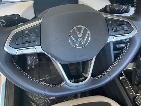 Used 2025 Volkswagen Taos SE image 25