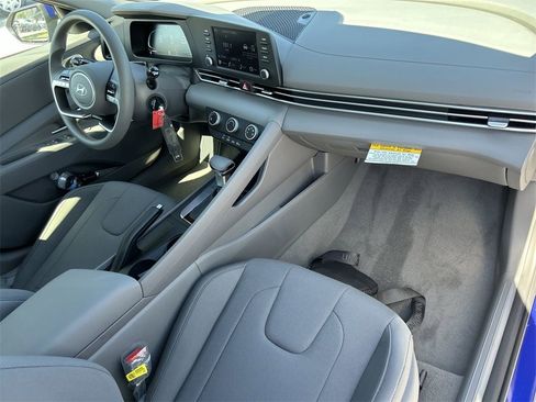 New 2025 Hyundai Elantra SE image 18