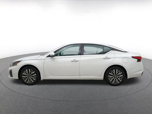 Used 2025 Nissan Altima 2.5 SV FWD image 4