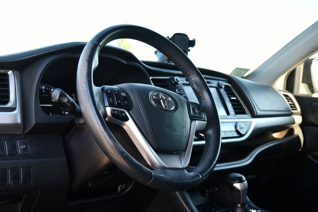 Used 2016 Toyota Highlander XLE AWD/4WD image 10