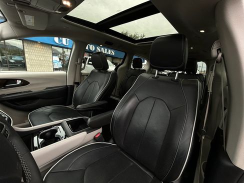 Used 2023 Chrysler Pacifica Limited FWD image 8