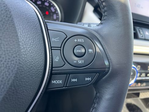 Used 2020 Toyota RAV4 XLE Premium FWD image 21