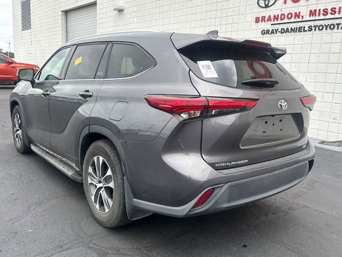 Used 2022 Toyota Highlander XLE FWD image 5
