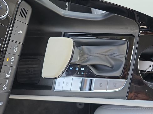 Certified 2025 Hyundai Elantra Limited FWD image 27