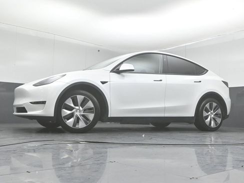 Used 2023 Tesla Model Y Long Range image 34