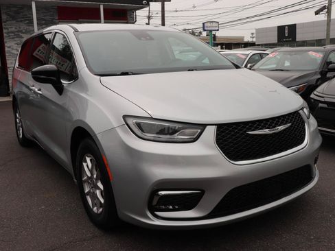 Used 2024 Chrysler Pacifica Touring-L FWD image 7