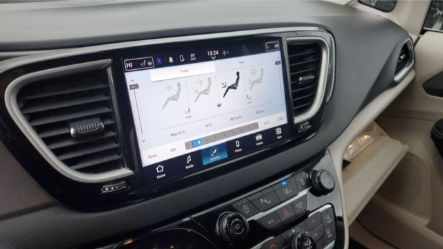 Used 2024 Chrysler Pacifica Touring-L FWD image 13