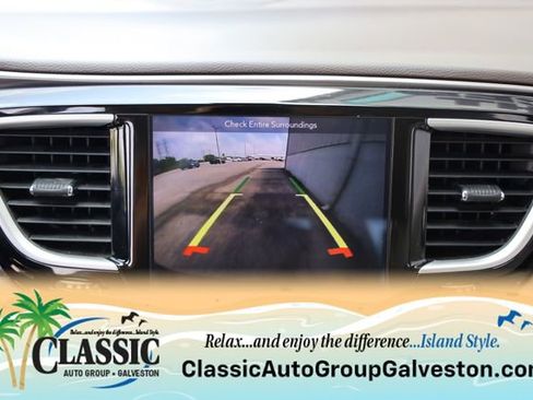 Used 2018 Chrysler Pacifica Touring-L w/ Tire & Wheel Group FWD image 19