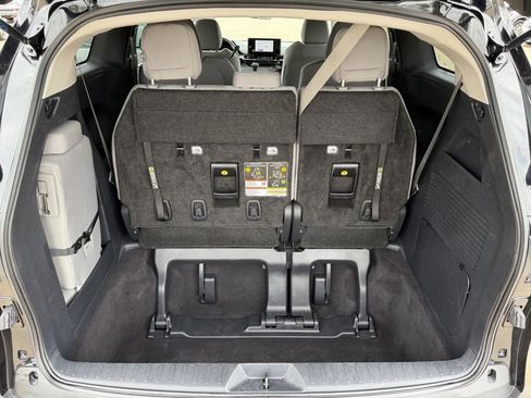 Used 2025 Toyota Sienna LE FWD image 30
