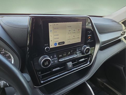 Used 2024 Toyota Highlander LE image 14