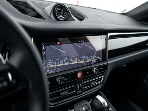 Certified 2026 Porsche Macan image 16