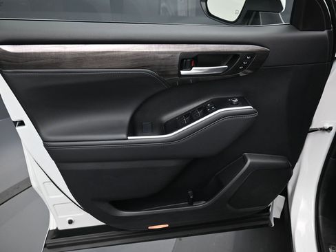 Used 2025 Toyota Highlander Platinum image 11