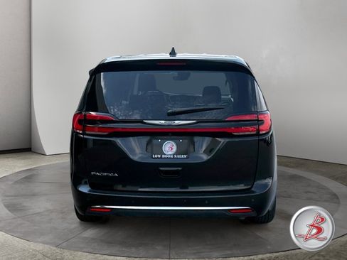 Used 2023 Chrysler Pacifica Touring-L FWD image 6