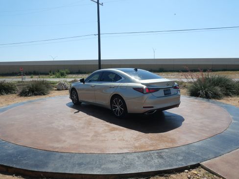 Used 2023 Lexus ES 350 w/ Premium Package image 4
