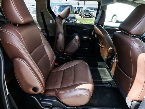 Used 2017 Toyota Sienna Limited Premium image 37