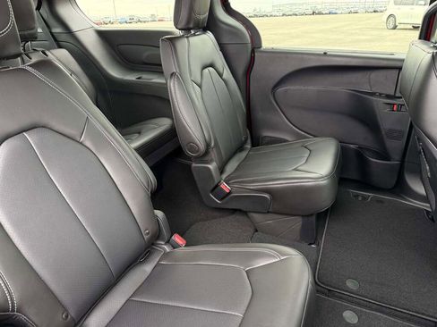New 2026 Chrysler Voyager LX image 27
