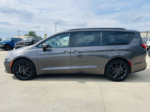 Used 2023 Chrysler Pacifica Touring-L w/ S Appearance Package FWD image 36