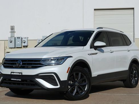Used 2023 Volkswagen Tiguan SE w/ Panoramic Sunroof Package FWD image 2
