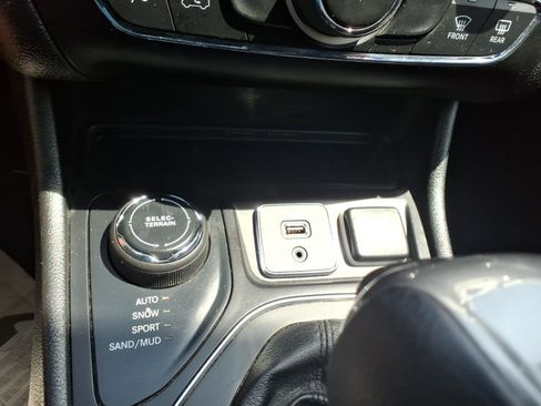 Used 2019 Jeep Cherokee Latitude w/ Popular Appearance Group AWD/4WD image 12
