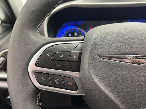 Used 2025 Chrysler Pacifica Select FWD image 17