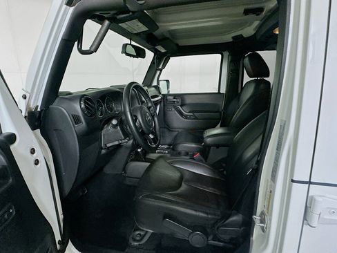 Used 2015 Jeep Wrangler Unlimited Sahara image 13