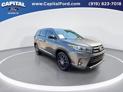 Used 2017 Toyota Highlander SE FWD image 2