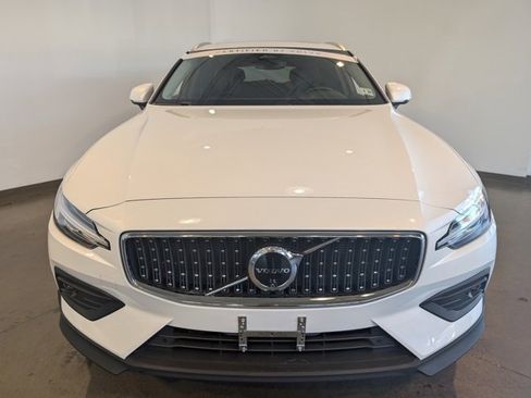 Used 2024 Volvo V60 B5 Cross Country Plus image 2