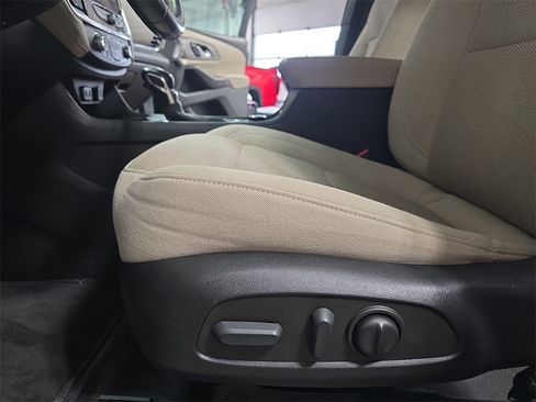 Used 2022 Chevrolet Traverse LT image 29