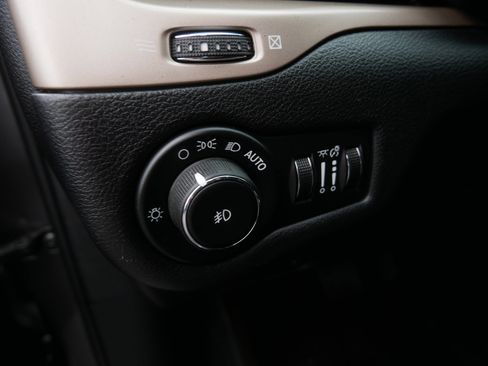 Used 2017 Jeep Cherokee Latitude AWD/4WD image 22