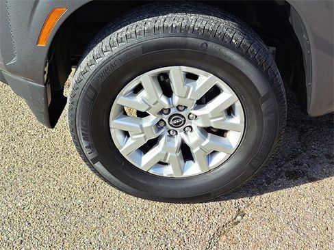 Used 2023 Nissan Frontier SV image 9