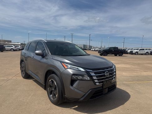 Used 2024 Nissan Rogue SV w/ SV Premium Package image 1