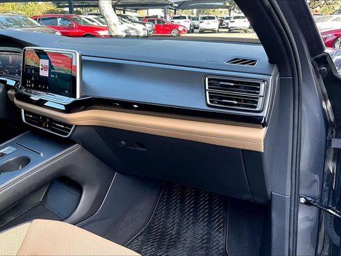 Used 2024 Volkswagen Atlas Cross Sport SE image 19