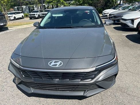 Used 2025 Hyundai Elantra SE image 7