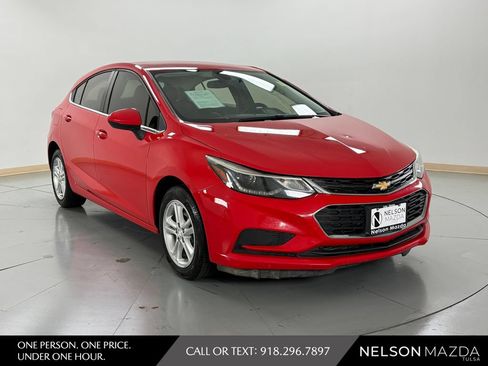 Used 2018 Chevrolet Cruze LT w/ Convenience Package FWD image 4