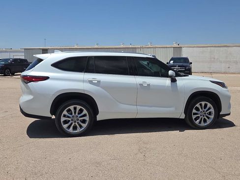 Used 2023 Toyota Highlander Limited FWD image 9
