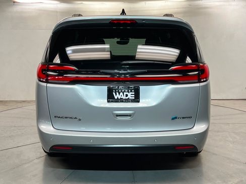 Used 2024 Chrysler Pacifica Premium FWD image 5