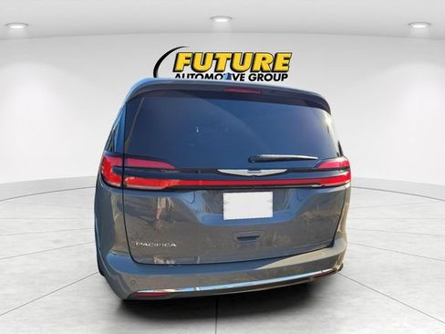 Used 2023 Chrysler Pacifica Touring-L FWD image 4