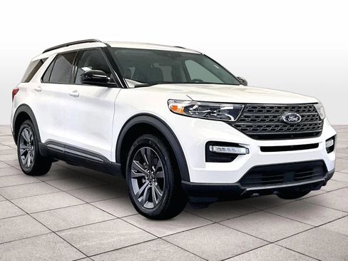Used 2023 Ford Explorer XLT w/ Equipment Group 202A AWD/4WD image 2