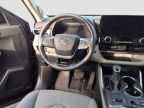 Used 2024 Toyota Highlander Platinum image 15
