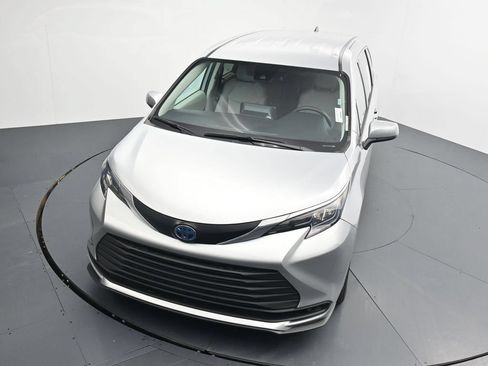 Used 2024 Toyota Sienna LE FWD image 11