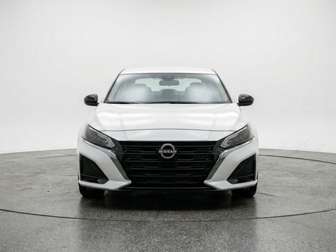 Used 2025 Nissan Altima 2.5 SV FWD image 2