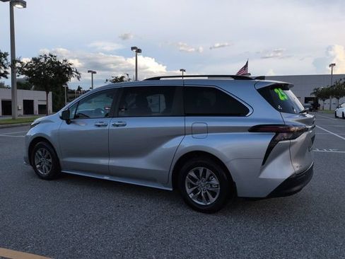 Used 2025 Toyota Sienna XLE FWD image 6