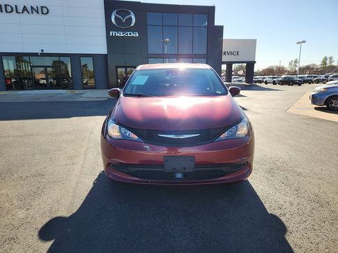 Used 2023 Chrysler Voyager LX image 2