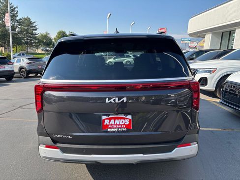 Used 2025 Kia Carnival EX FWD image 8