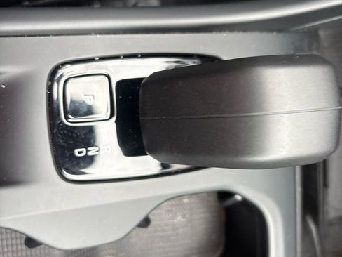 Used 2025 Volvo XC40 B5 Core image 13