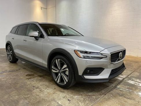 Used 2025 Volvo V60 B5 Cross Country Plus AWD/4WD image 7