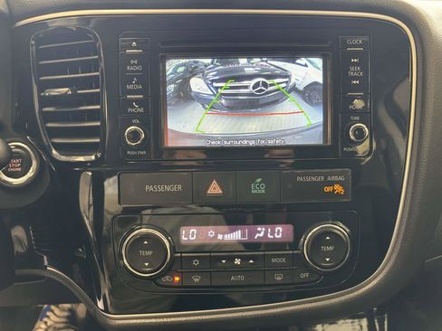 Used 2016 Mitsubishi Outlander SE image 17