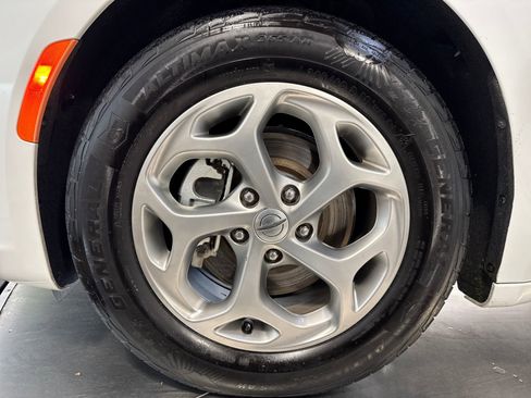 Used 2023 Chrysler Pacifica Limited image 2