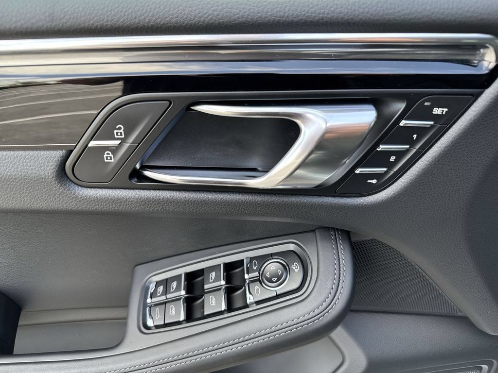 Certified 2026 Porsche Macan AWD/4WD image 9