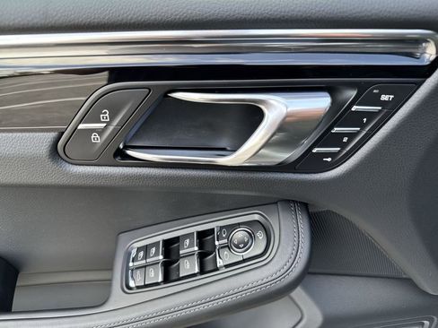 Certified 2026 Porsche Macan AWD/4WD image 9